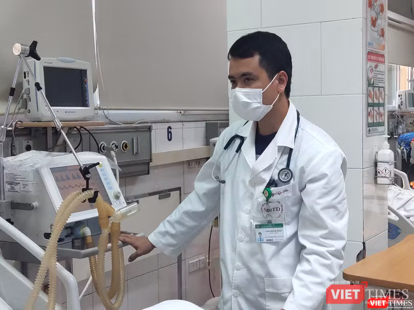 BS. Thân Mạnh Hùng – Phó Trưởng Khoa Cấp cứu, Bệnh viện Bệnh Nhiệt đới Trung ương - theo dõi tình hình sức khoẻ của bệnh nhân ở bệnh viện (Ảnh - Minh Thuý) BS. Thân Mạnh Hùng – Phó Trưởng Khoa Cấp cứu, Bệnh viện Bệnh Nhiệt đới Trung ương - theo dõi tình hình sức khoẻ của bệnh nhân ở bệnh viện (Ảnh - Minh Thuý)