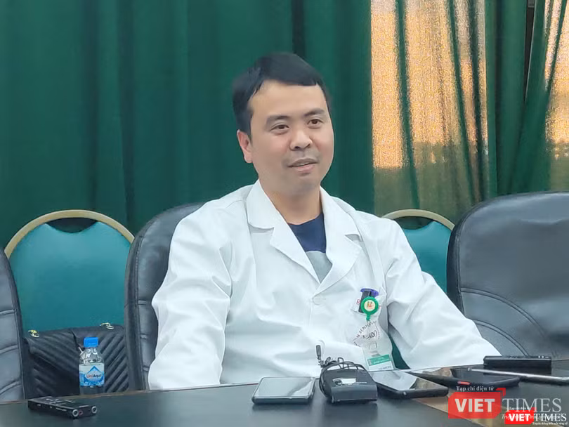 BS. Thân Mạnh Hùng – Phó Trưởng Khoa Cấp cứu, Bệnh viện Bệnh Nhiệt đới Trung ương (Ảnh: Minh Thuý) BS. Thân Mạnh Hùng – Phó Trưởng Khoa Cấp cứu, Bệnh viện Bệnh Nhiệt đới Trung ương (Ảnh: Minh Thuý)
