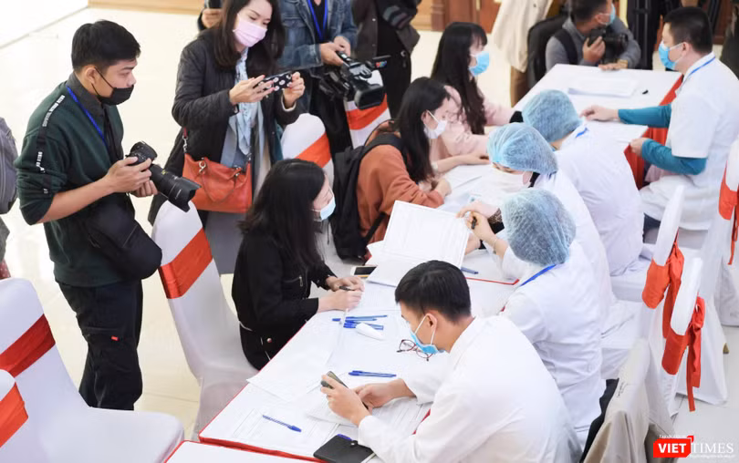 Các tình nguyện viên đăng ký thử nghiệm vaccine phòng COVID-19 ở Học viện Quân Y (Ảnh: Minh Thuý) 