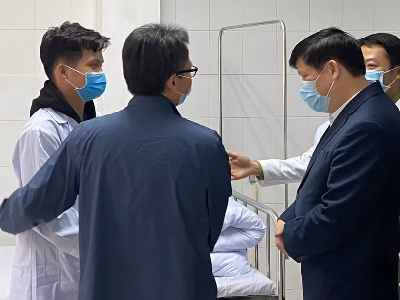 Phó Thủ tướng Vũ Đức Đam cùng Bộ trưởng Bộ Y tế Nguyễn Thanh Long thăm hỏi, động viên tình nguyện viên (Ảnh: Mạnh Cường) Phó Thủ tướng Vũ Đức Đam cùng Bộ trưởng Bộ Y tế Nguyễn Thanh Long thăm hỏi, động viên tình nguyện viên (Ảnh: Mạnh Cường)