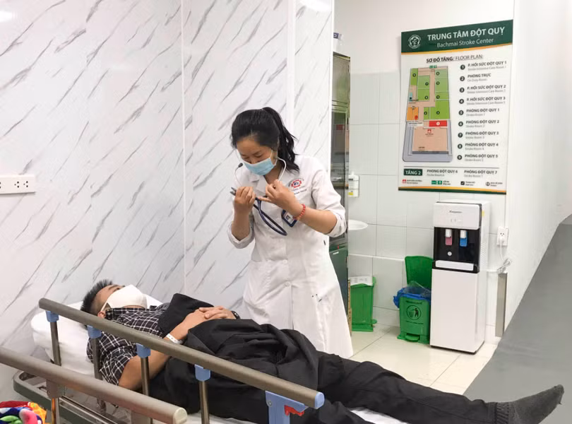 Bác sĩ thăm khám cho bệnh nhân tại Trung tâm Đột quỵ (Ảnh: BVCC) Bác sĩ thăm khám cho bệnh nhân tại Trung tâm Đột quỵ (Ảnh: BVCC)