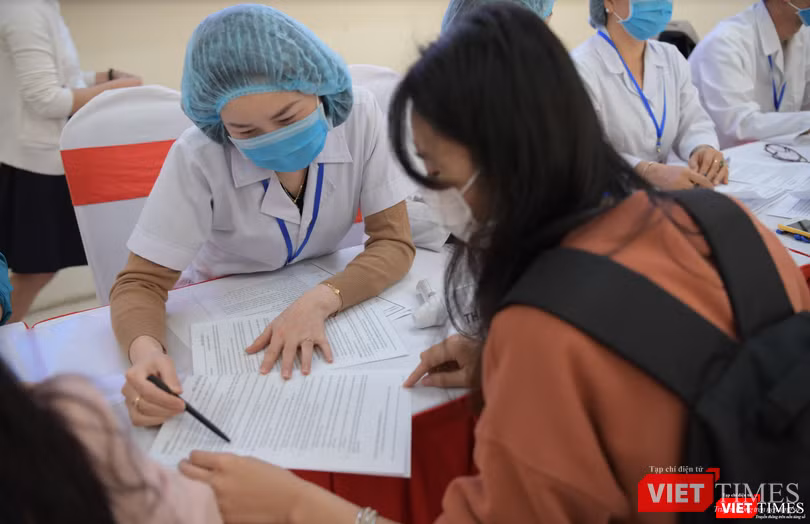 Từ sớm, đã nhiều người đến Học viện Quân Y để tư vấn về việc thử nghiệm vaccine (Ảnh: Minh Thuý) Từ sớm, đã nhiều người đến Học viện Quân Y để tư vấn về việc thử nghiệm vaccine (Ảnh: Minh Thuý)