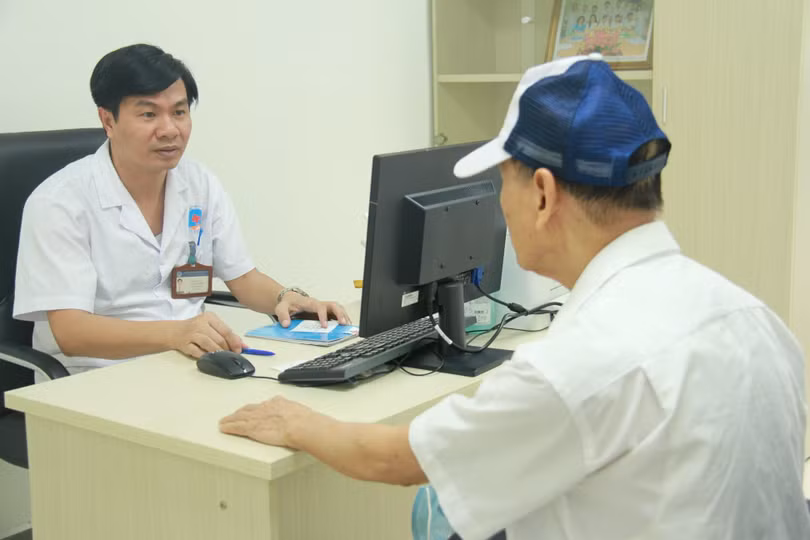 Bác sĩ tư vấn cho bệnh nhân (Ảnh: BVCC) Bác sĩ tư vấn cho bệnh nhân (Ảnh: BVCC)