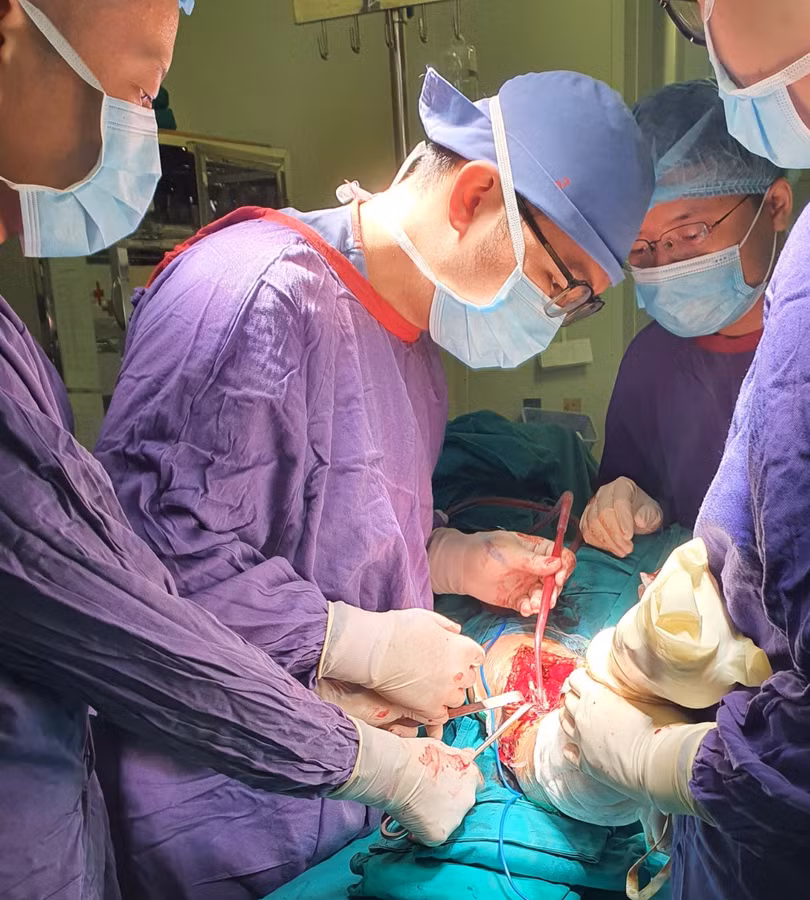 Bác sĩ phẫu thuật cùng lúc 5 xương cho bệnh nhân (Ảnh: BVCC) 