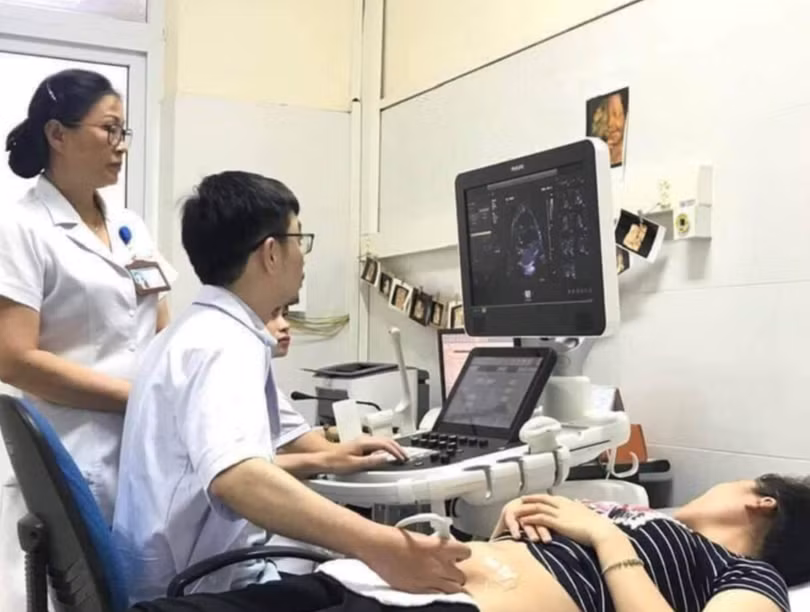 Bác sĩ khám bệnh cho bệnh nhân ở Bệnh viện Sản Nhi Quảng Ninh (Ảnh: BVCC) Bác sĩ khám bệnh cho bệnh nhân ở Bệnh viện Sản Nhi Quảng Ninh (Ảnh: BVCC)