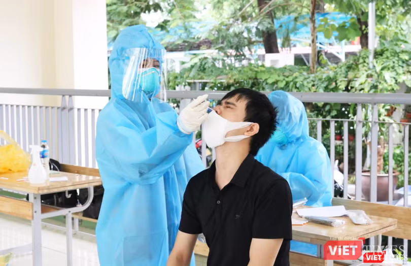 Người dân được lấy mẫu xét nghiệm COVID-19 (Ảnh - Minh Thuý)