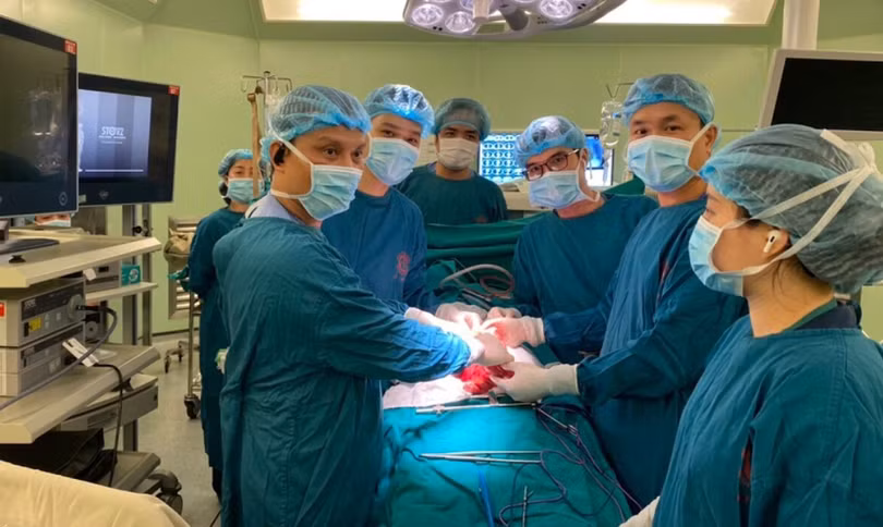 Các bác sĩ phẫu thuật cho bệnh nhân (Ảnh - BVCC) 