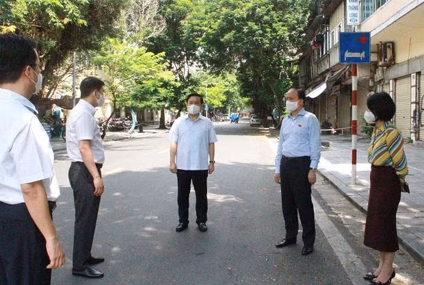 Ông Nguyễn Ngọc Tuấn - Phó Bí thư Thành ủy, Chủ tịch HĐND TP. Hà Nội -kiểm tra công tác khoanh vùng, phòng chống dịch tại Bệnh viện Hữu nghị Việt Đức (Ảnh: HNP)