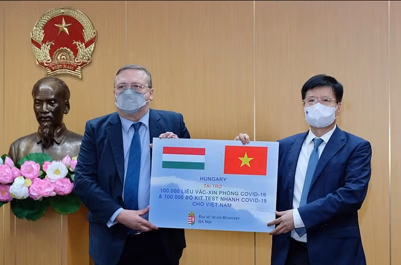 Bộ Y tế tiếp nhận 100.000 liều vaccine COVID-19 và 100.000 kit xét nghiệm nhanh của Hungary (Ảnh - Trần Minh)
