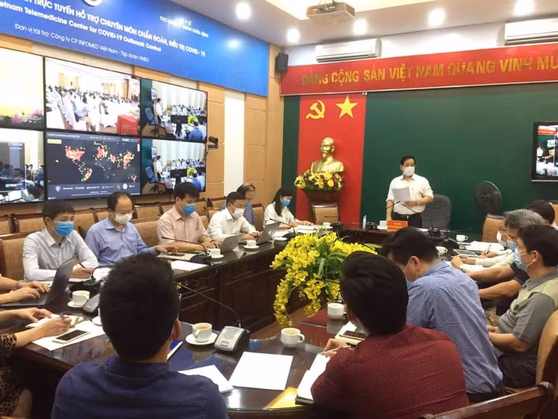 Toàn cảnh cuộc họp cập nhật hướng dẫn chẩn đoán và điều trị COVID-19. Ảnh: BYT