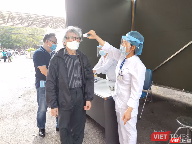 Người dân được kiểm tra nhiệt độ trước khi vào bệnh viện (Ảnh: Minh Thuý) Người dân được kiểm tra nhiệt độ trước khi vào bệnh viện (Ảnh: Minh Thuý)
