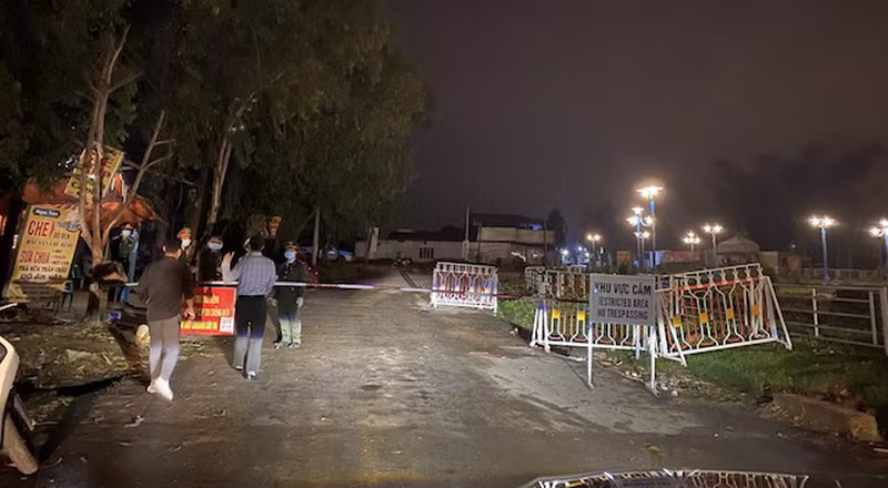 Chốt chặn cách ly tại xã Sơn Lôi, Vĩnh Phúc tối ngày 3/3. Ảnh: Châu Anh - PLVN 