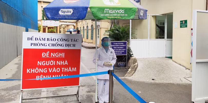 Bệnh viện Xanh Pôn hạn chế tối đa người nhà vào thăm bệnh nhân để phòng COVID-19. Ảnh: BVCC