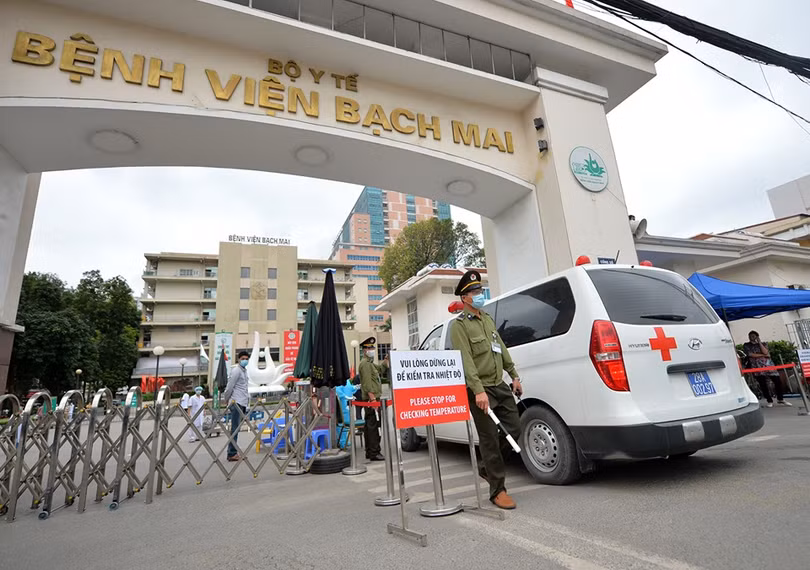 Cổng vào Bệnh viện Bạch Mai. Ảnh: Hoàng Anh 