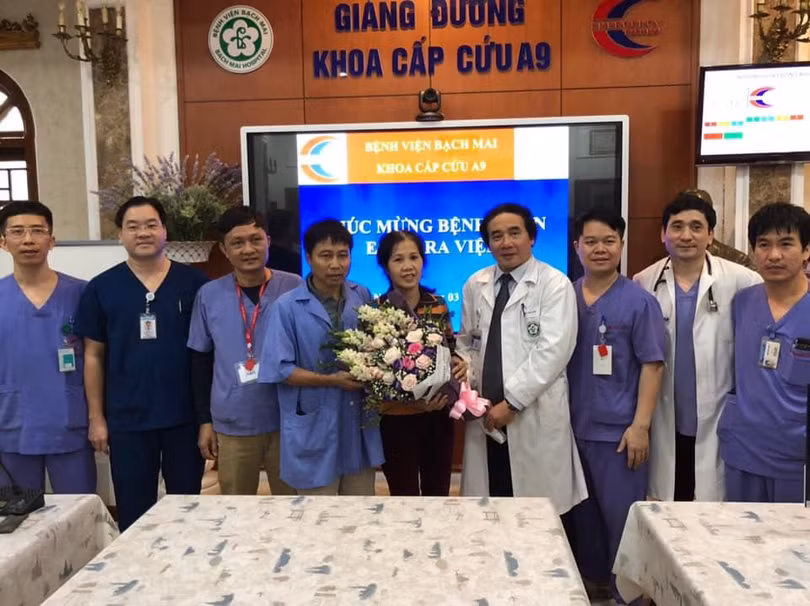 Bệnh nhân T. ra viện sau 18 ngày chiến đấu với tử thần. Ảnh: Thế Anh 