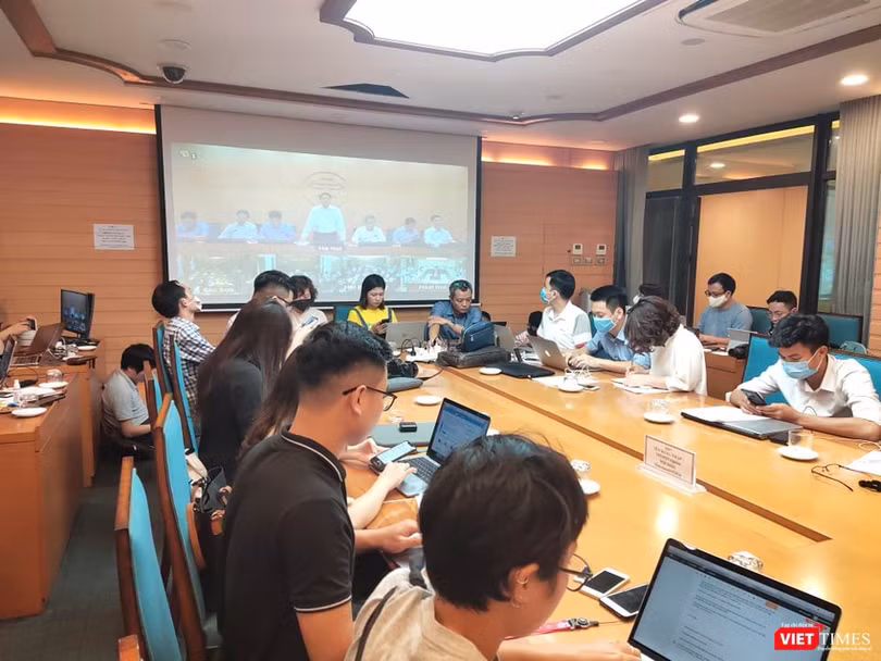 Báo chí dự họp tại UBND TP. Hà Nội. Ảnh: Minh Thúy