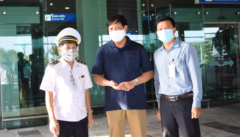 Thứ trưởng Bộ Y tế Đỗ Xuân Tuyên (giữa) kiểm tra công tác phòng, chống dịch COVID-19 tại Cảng Hàng không quốc tế Cần Thơ. Ảnh: Đình Anh - Bộ Y tế 