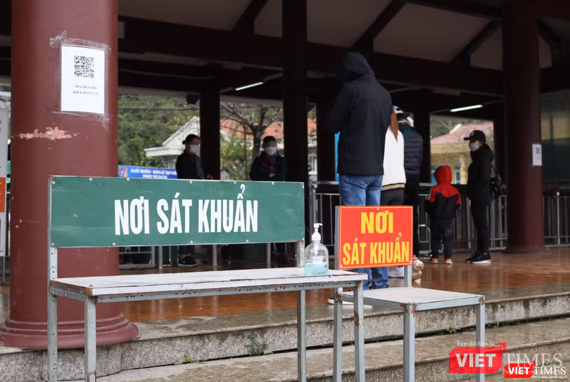 Khu vực sát khuẩn ở cổng soát vé của chùa Hương (Ảnh - Minh Thuý)