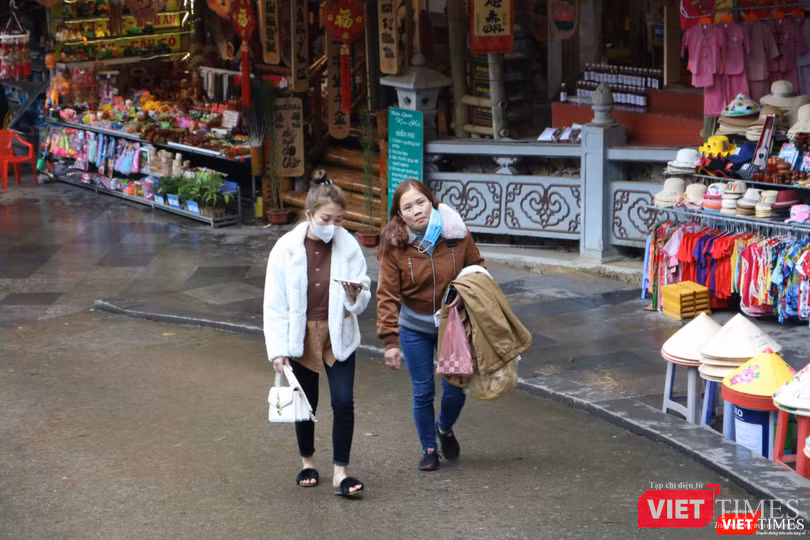 Du khách quên đeo khẩu trang (Ảnh - Minh Thuý)