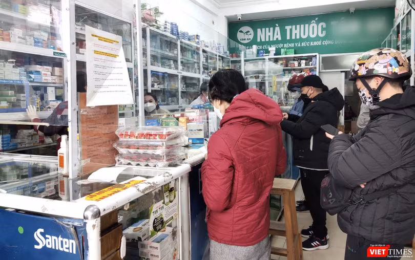Người bệnh xếp hàng mua thuốc