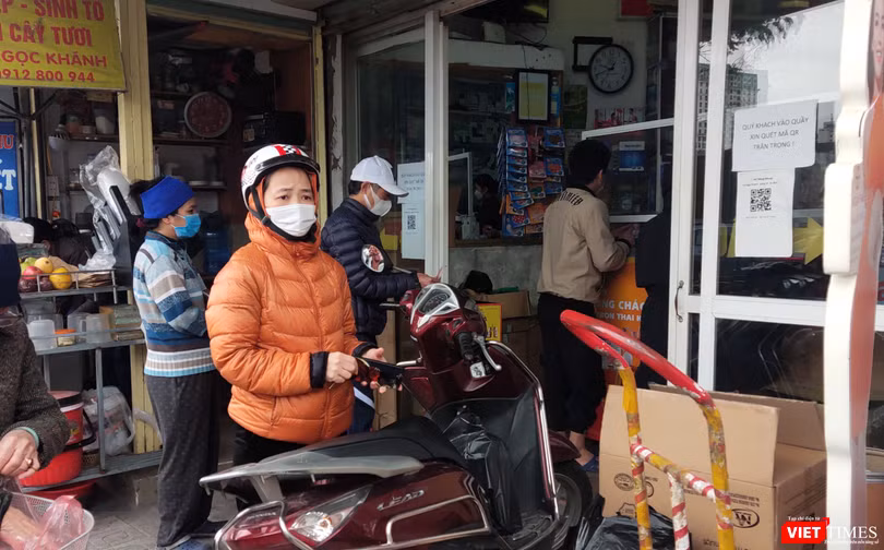 Người dân lo lắng xếp hàng mua thuốc về cho gia đình (Ảnh - Minh Thuý) 