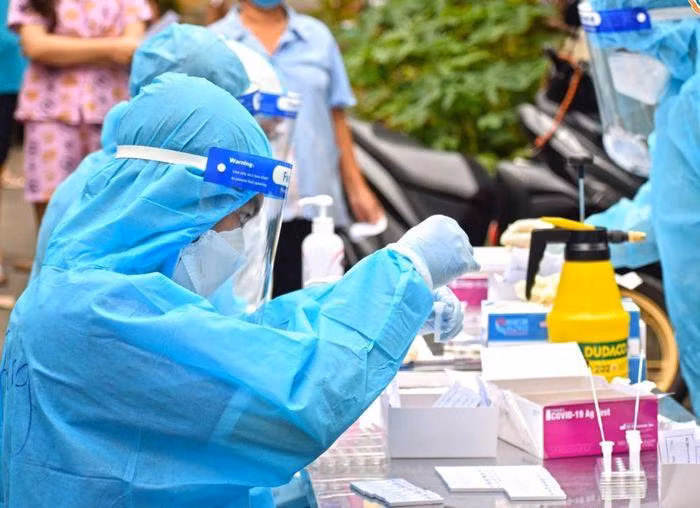 Bộ Y tế đã ban hành Thông tư quy định giá xét nghiệm SARS-CoV-2. Theo Thông tư mới này, mức giá trần mới sẽ giảm cao nhất khoảng 30% so với giá hiện hành.