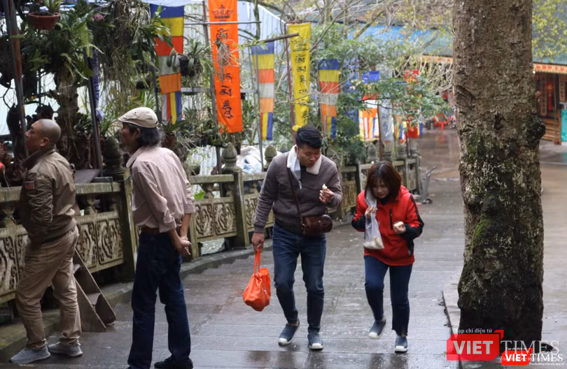 Người dân ăn uống, trò chuyện thoải mái trên đường vào chùa Hương như không có dịch bệnh hiện hữu (Ảnh - Minh Thuý)