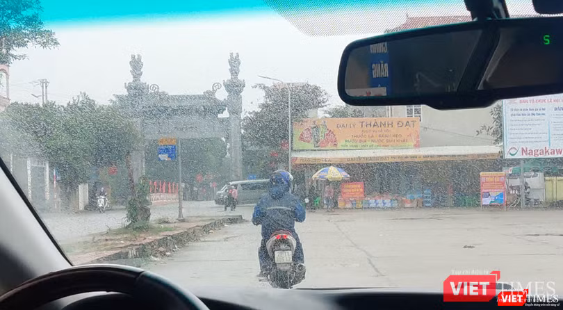 Cò mồi chèo kéo PV ngay từ cổng chào (Ảnh - Minh Thuý)