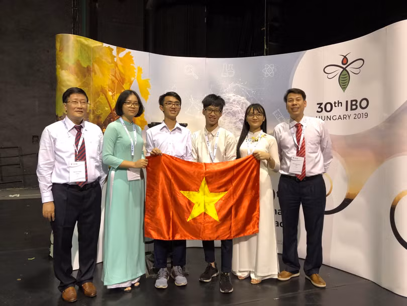 Đội tuyển Việt Nam dự Olympic Sinh học quốc tế lần thứ 30 tại Hungary. 