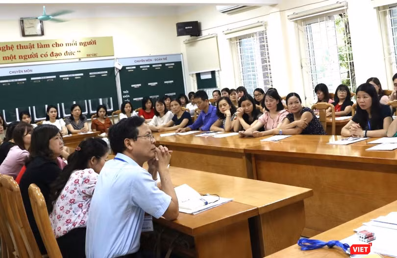 Họp cán bộ làm công tác coi thi. Ảnh: Minh Thúy