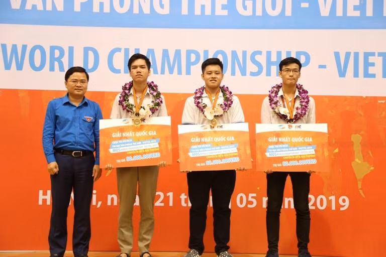 Đồng chí Nguyễn Anh Tuấn - Bí thư thường trực Trung ương Đoàn, Trưởng Ban chỉ đạo Cuộc thi MOSWC-Viettel 2019 trao giải cho 3 Quán quân Quốc gia năm nay (Ảnh: Trang TTĐT Đoàn TNCSHCM) 