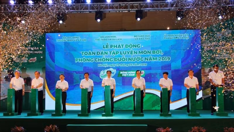 Đại diện lãnh đạo các bộ, ngành tham dự Lễ phát động toàn dân tập luyện môn bơi, phòng chống đuối nước năm 2019. Ảnh: Báo tin tức 