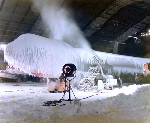 Máy tạo tuyết kiểm nghiệm khả năng chịu nhiệt độ cực thấp của máy bay.Ảnh:Militarynews