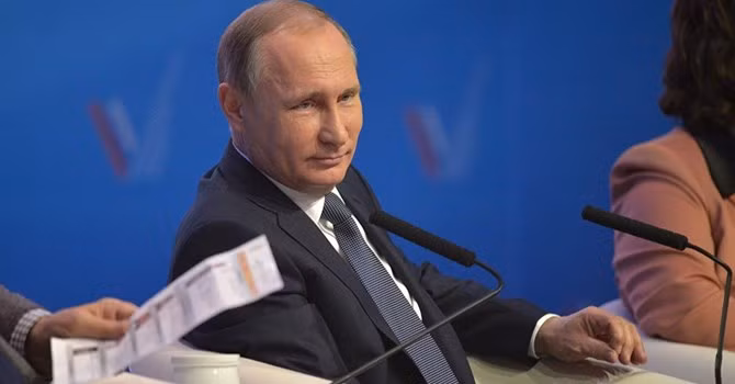 Tổng thống Nga Vladimir Putin cho rằng cần thận trọng khi đề cập tới vấn đề mai táng V.I. Lenin. Ảnh Sputnik/Alexei Druzhinin