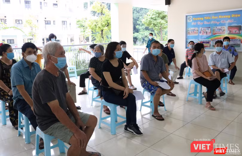 Người cao tuổi ngồi trật tự chờ đến lượt xét nghiệm nhanh COVID-19 (Ảnh - Minh Thuý) Người cao tuổi ngồi trật tự chờ đến lượt xét nghiệm nhanh COVID-19 (Ảnh - Minh Thuý)