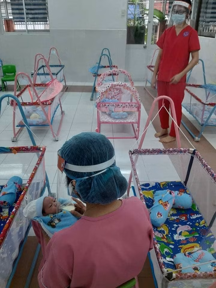 Bé sơ sinh được chăm sóc đặc biệt ngay khi chào đời, phải xa vòng tay mẹ do mẹ là bệnh nhân COVID-19 (Ảnh - BYT)
