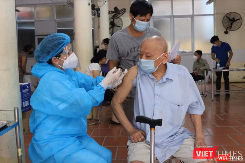 Nhân viên y tế tiêm vaccine cho người cao tuổi ở phường Ngọc Hà (Ảnh - Minh Thuý) Nhân viên y tế tiêm vaccine cho người cao tuổi ở phường Ngọc Hà (Ảnh - Minh Thuý)