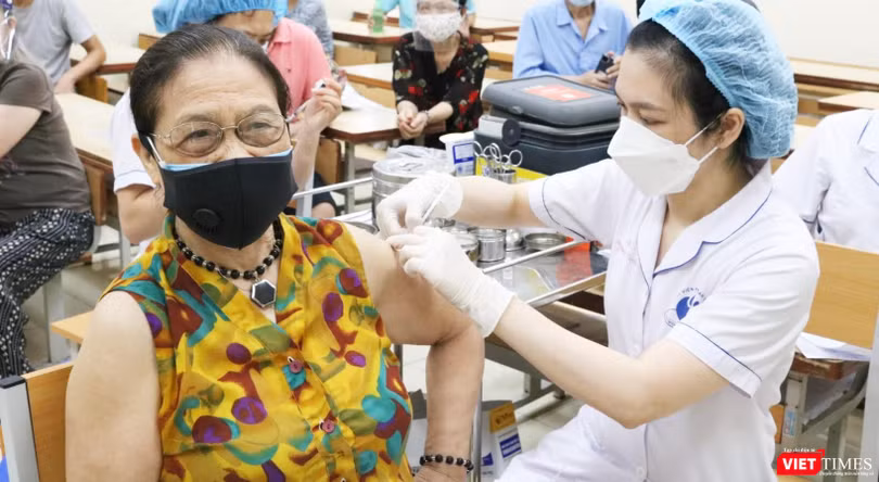 Người cao tuổi được tiêm vaccine COVIVD-19 (Ảnh - Minh Thuý) 