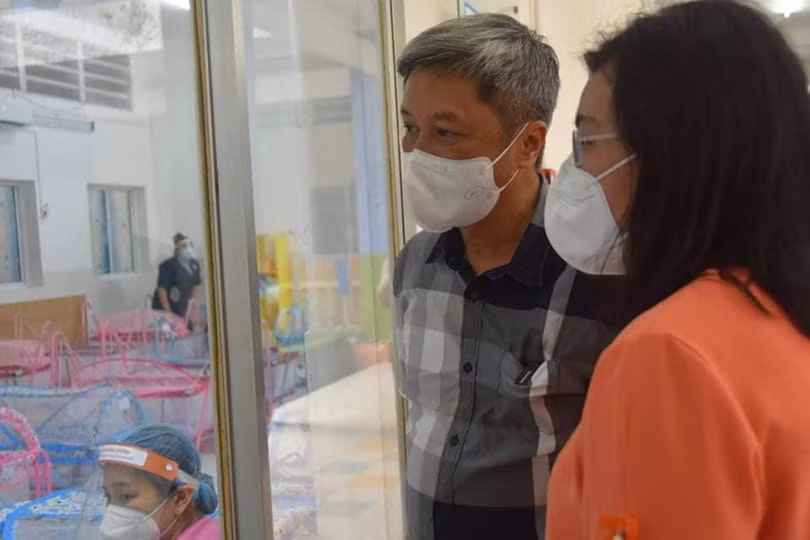 Thứ trưởng Nguyễn Trường Sơn kiểm tra công tác chăm sóc trẻ sơ sinh (Ảnh - BYT)