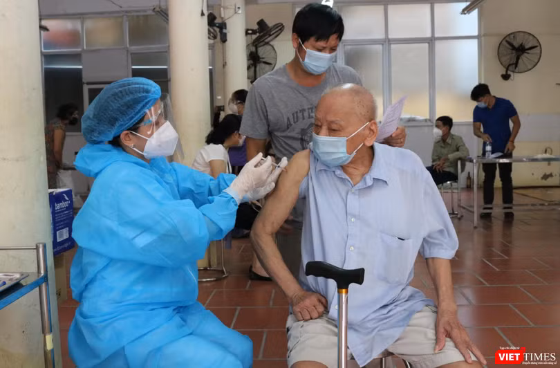 Nhân viên y tế tiêm vaccine COVID-19 cho người cao tuổi (Ảnh - Minh Thuý) 