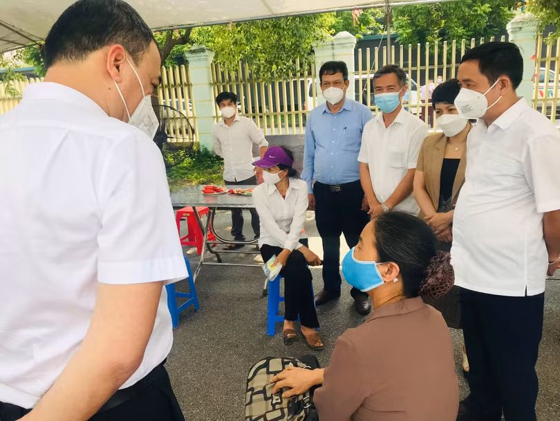TS. Nguyễn Ngô Quang thăm hỏi tình nguyện viên tiêm vaccine ARCT-154 (Ảnh - BYT) TS. Nguyễn Ngô Quang thăm hỏi tình nguyện viên tiêm vaccine ARCT-154 (Ảnh - BYT)