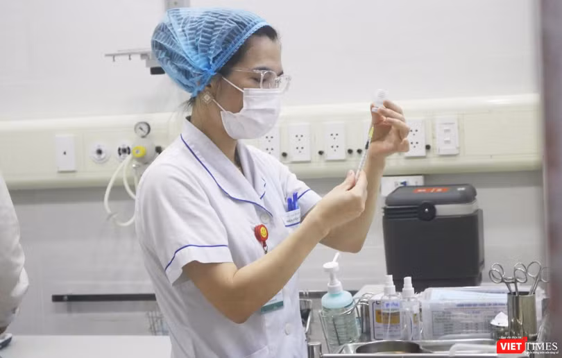 Nhân viên y tế chuẩn bị tiêm vaccine COVID-19 cho người dân (Ảnh - Minh Thuý) 