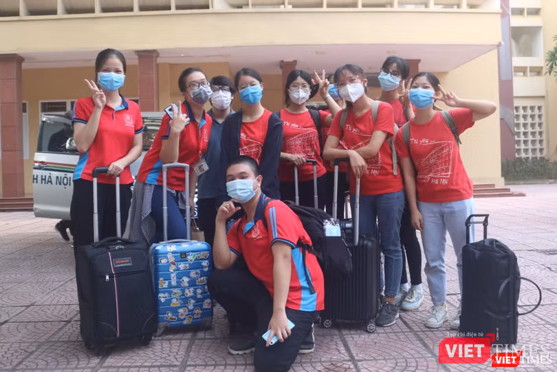 Các em sinh viên hào hứng trước giờ lên đường (Ảnh - Minh Thuý) Các em sinh viên hào hứng trước giờ lên đường (Ảnh - Minh Thuý)