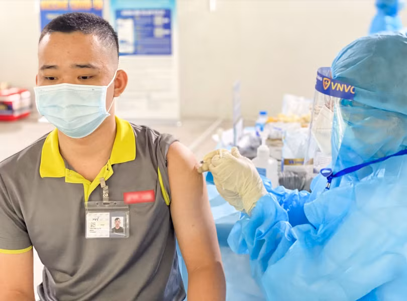 Người dân được tiêm vaccine COVID-19 (Ảnh - VNVC) 