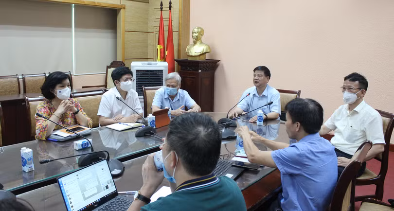 GS.TS. Nguyễn Văn Kính chủ trì họp Hội đồng chuyên môn cập nhật hướng dẫn chẩn đoán và điều trị COVID-19 (Ảnh - BYT) 