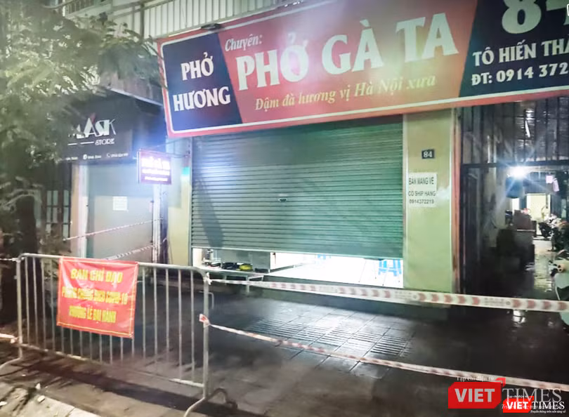 Quán phở gà ở Tô Hiến Thành bị phong toả vì có ca mắc COVID-19 (Ảnh - Minh Thuý)
