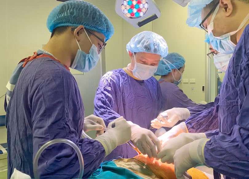 Các bác sĩ phẫu thuật cho bệnh nhân (Ảnh - BVCC) Các bác sĩ phẫu thuật cho bệnh nhân (Ảnh - BVCC)