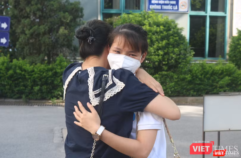 Điều dưỡng Quỳnh tạm biệt người thân trước lúc lên đường (Ảnh - Minh Thuý)