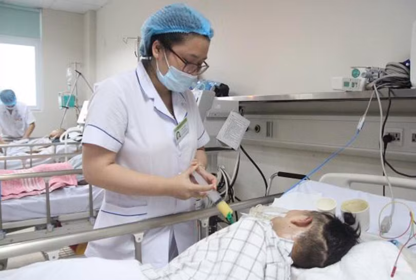 Bác sĩ điều trị cho bệnh nhi (Ảnh - Cục YTDP, BYT)