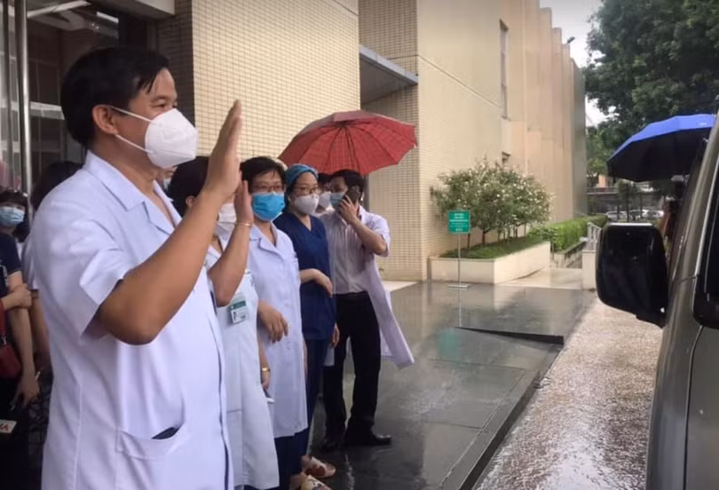 PGS.TS. Đào Xuân Cơ - Phó Giám đốc Bệnh viện Bạch Mai - tiễn các bác sĩ lên đường làm nhiệm vụ (BVCC)